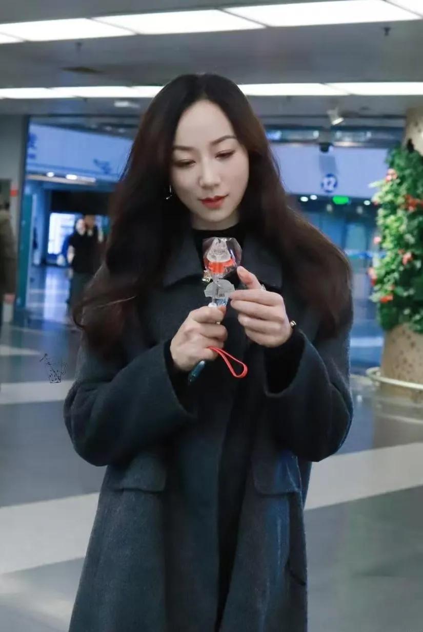 韩雪的松弛感穿搭，真的赢麻了✨在机场捕捉到韩雪的最新路透，这一身灰色大衣+