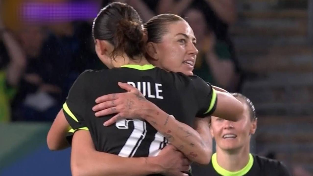 女足亚洲杯八强决出两席。澳大利亚4-0横扫，韩国3-0完胜，两队携手提前晋级！