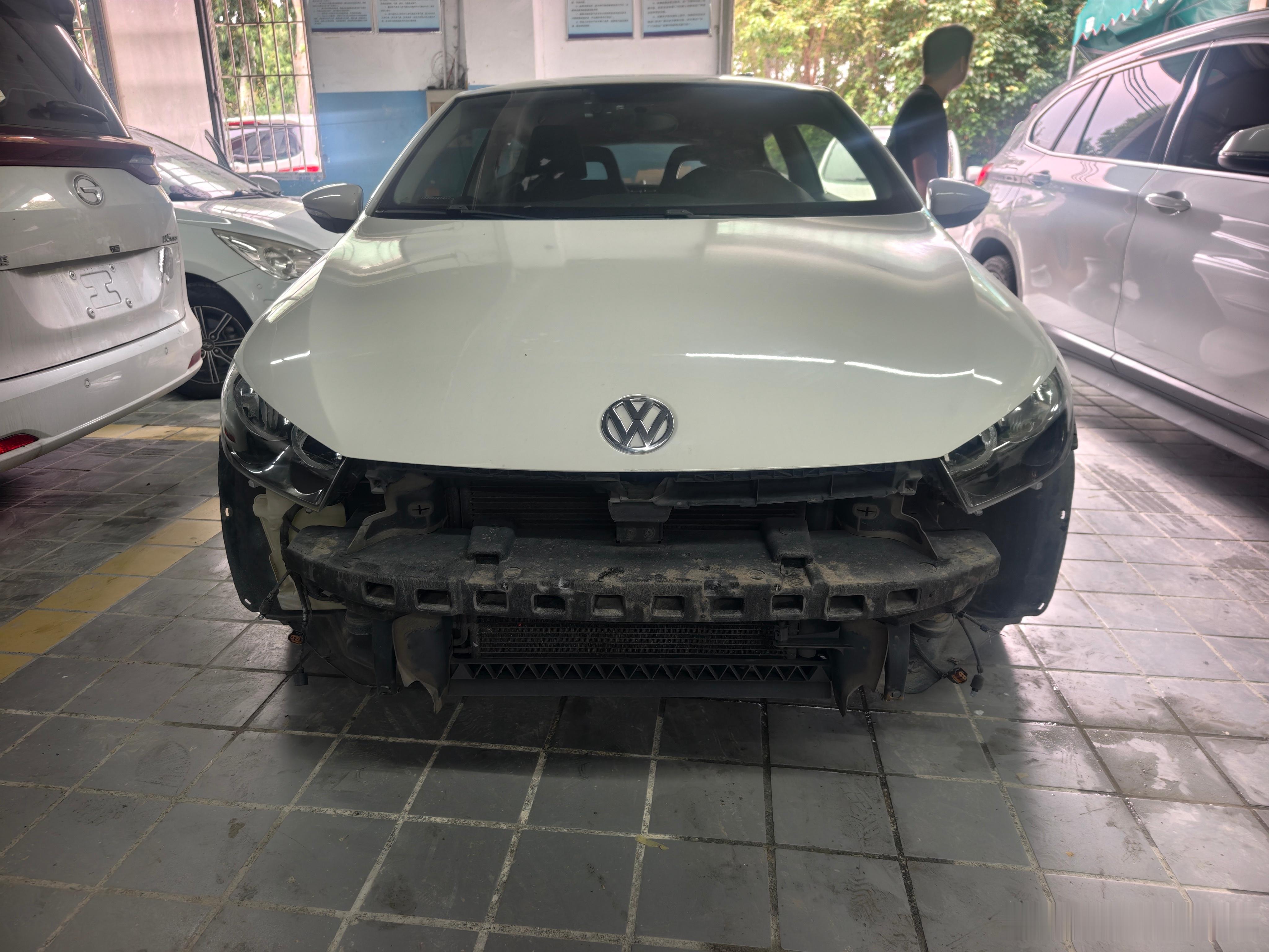 去年卖给粉丝小姐姐那台嘎嘎新的尚酷车头刮了，还好就前杠中网整下，开车在路上还是得