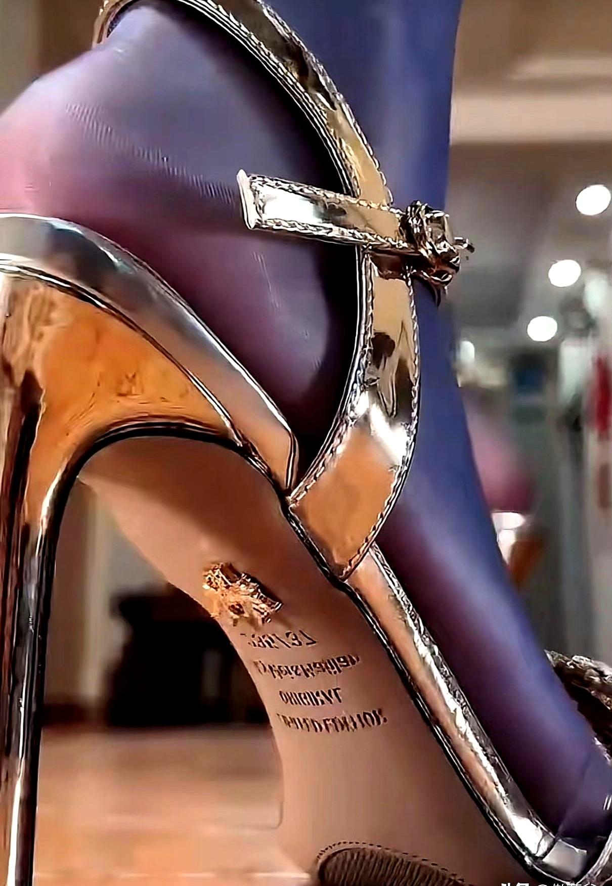 40岁穿高跟被说装？真没必要躲。JimmyChoo明年主推的银