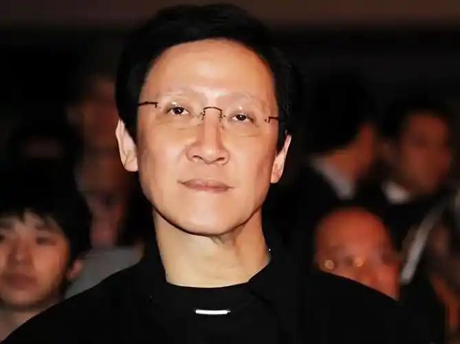 向华强上可活，惹向华胜必死，这是港圈无人不知、无人不认可的铁律。 在九龙皇帝