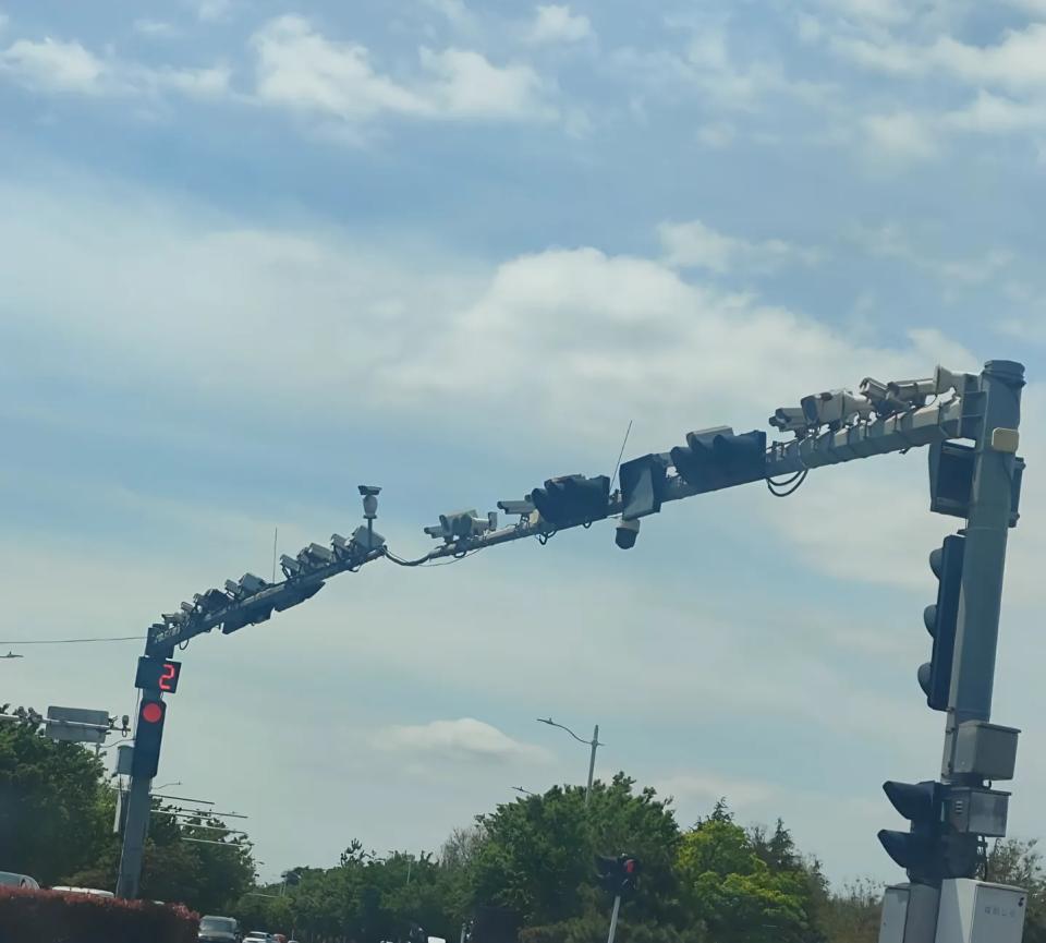 两根道路立杆上，疑似装了42个摄像头。近日有网民在青岛城阳一道路上，发现道路两根