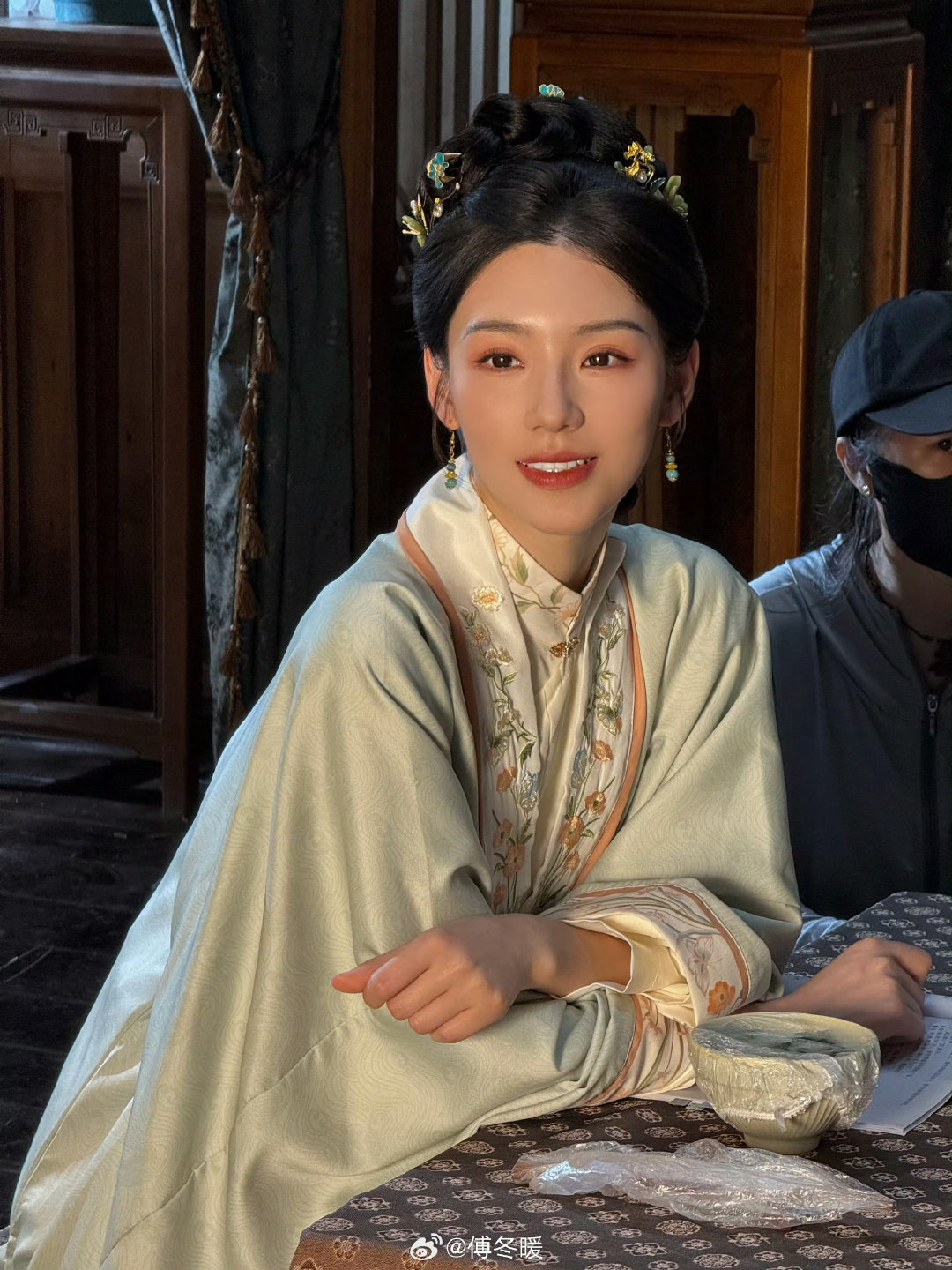 傅冬暖在花开锦绣造型我大概盘点了一下，我感觉造型都没什么花里胡哨的东西，都是温柔又端庄的，姐姐本人看