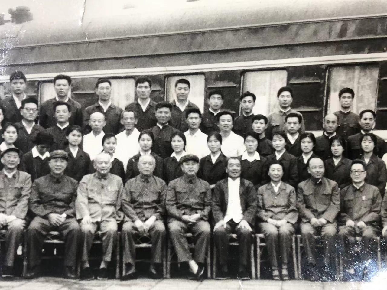 这张老照片，还真有几位大领导，你辨认一下？