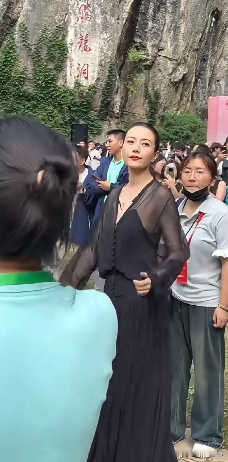 高圆圆的天鹅颈着实太彰显气质了！她也曾大方分享过法令纹的故事，称这会让她忆起妈妈