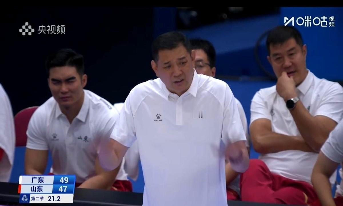 “逍遥王”巩晓彬表情真的太丰富，甚至很搞笑，绝对不是单纯的摊手。广东队次节21分