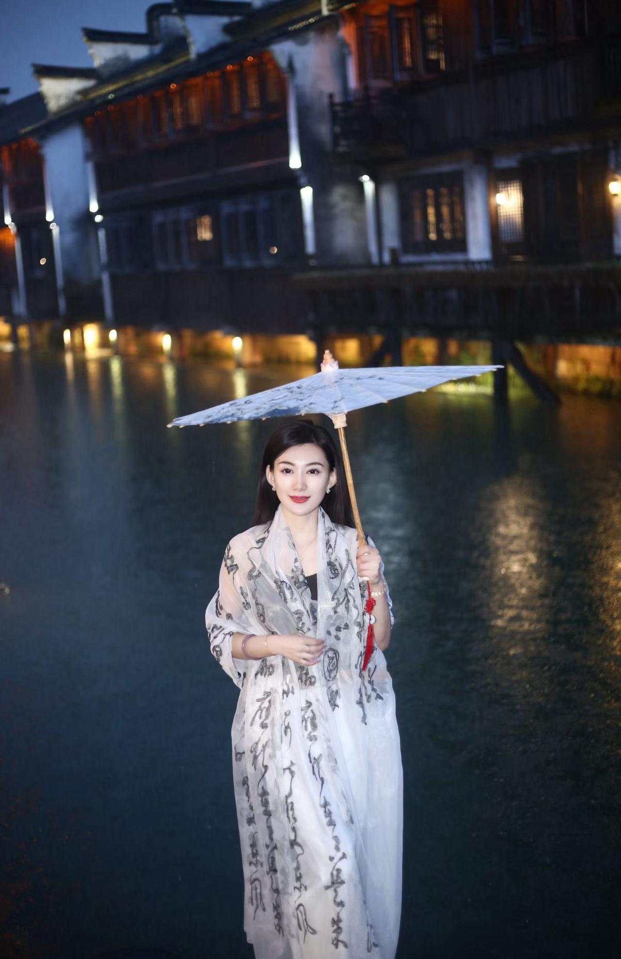 雨中漫步，撑伞漫步在古镇的夜色中，感受江南水乡的宁静与浪漫。