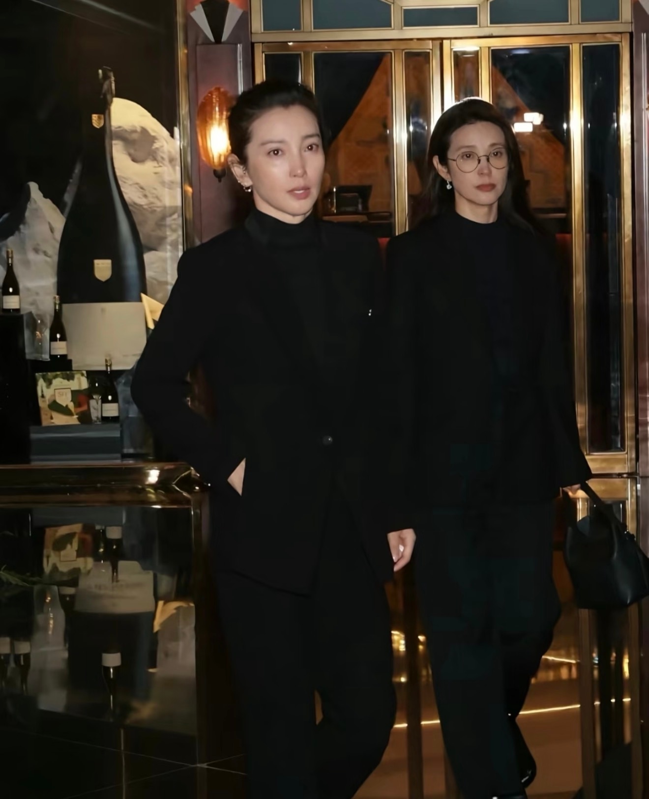 李冰冰和亲妹妹李雪同框，双生姐妹花好强的气场。