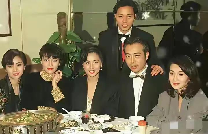 这是九十年代陈凯歌导演与香港一众明星聚餐的场景。彼时，这些明星个个皆是俊男靓女，