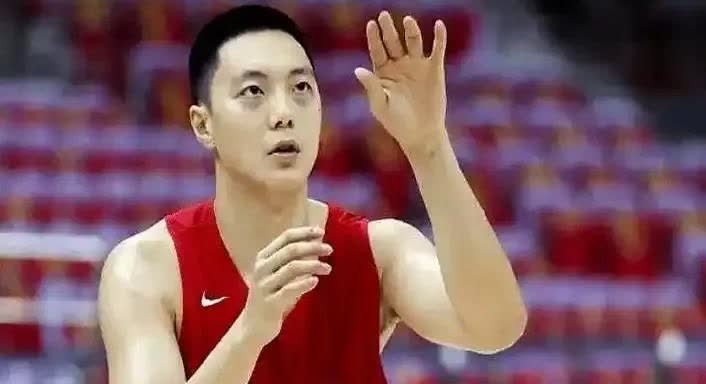 胡明轩和韩国李贤重天赋对比李贤重打得分后卫，偶尔客串大前锋，位置上不得不
