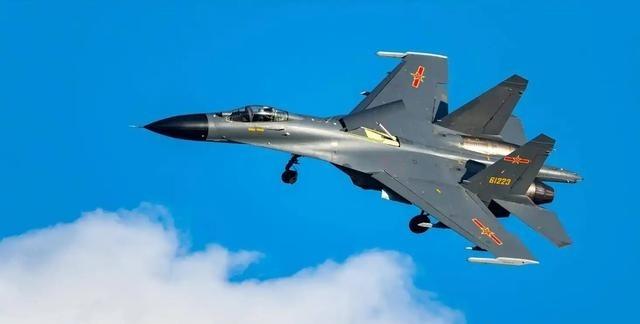 美国飞行员发现一个百思不得其解的怪象，每次中国战机伴飞，既不是歼16、也不是歼2