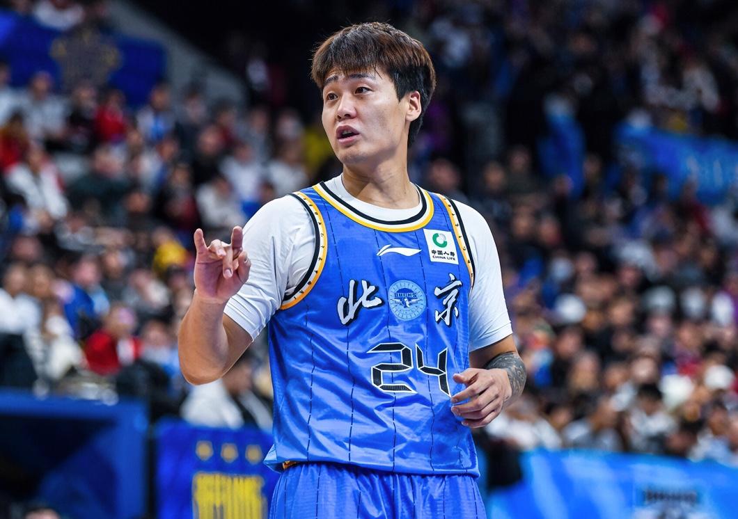 周琦：睿哥，你这一打辽宁就爆啊？？？赵睿：哪像你，顶薪+户口到手了，打谁都吊儿