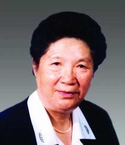 陈慕华是新中国第二位女副总理，很多人只知道她执掌过央行、推动过春蕾计划，却少有人