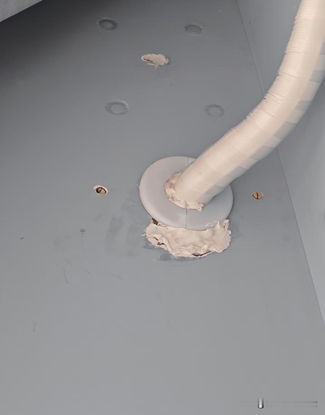 空调打孔，打成这样正常吗？请问装空调水钻打孔墙面搞成这样正常吗？周