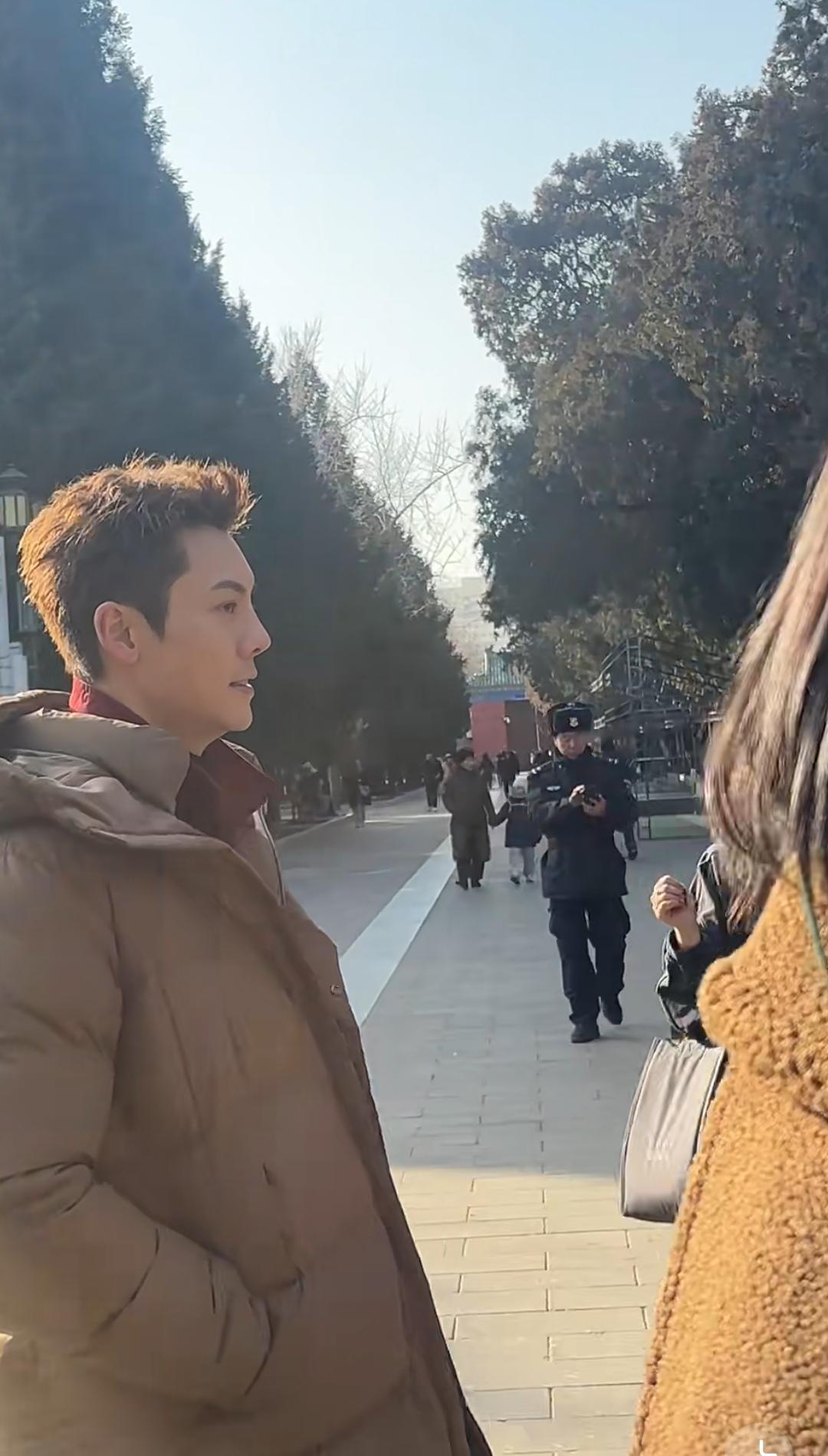 陈伟霆穿羽绒服逛地坛，帅气又时髦！红夹克一露，冬日出街穿搭范本来了。1月26