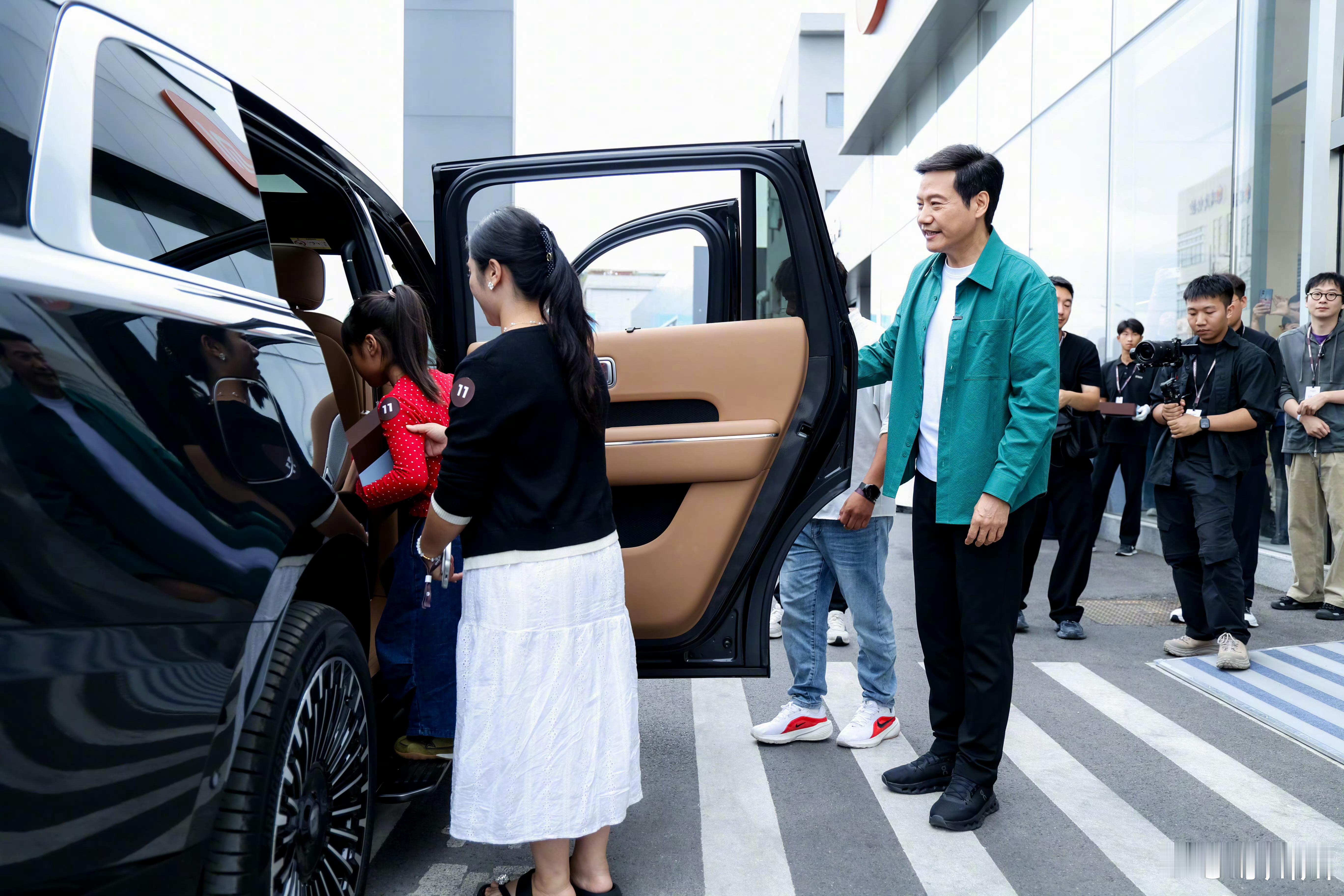 如果你也想和雷总握手，那么你可以买辆小米汽车[墨镜]​​​