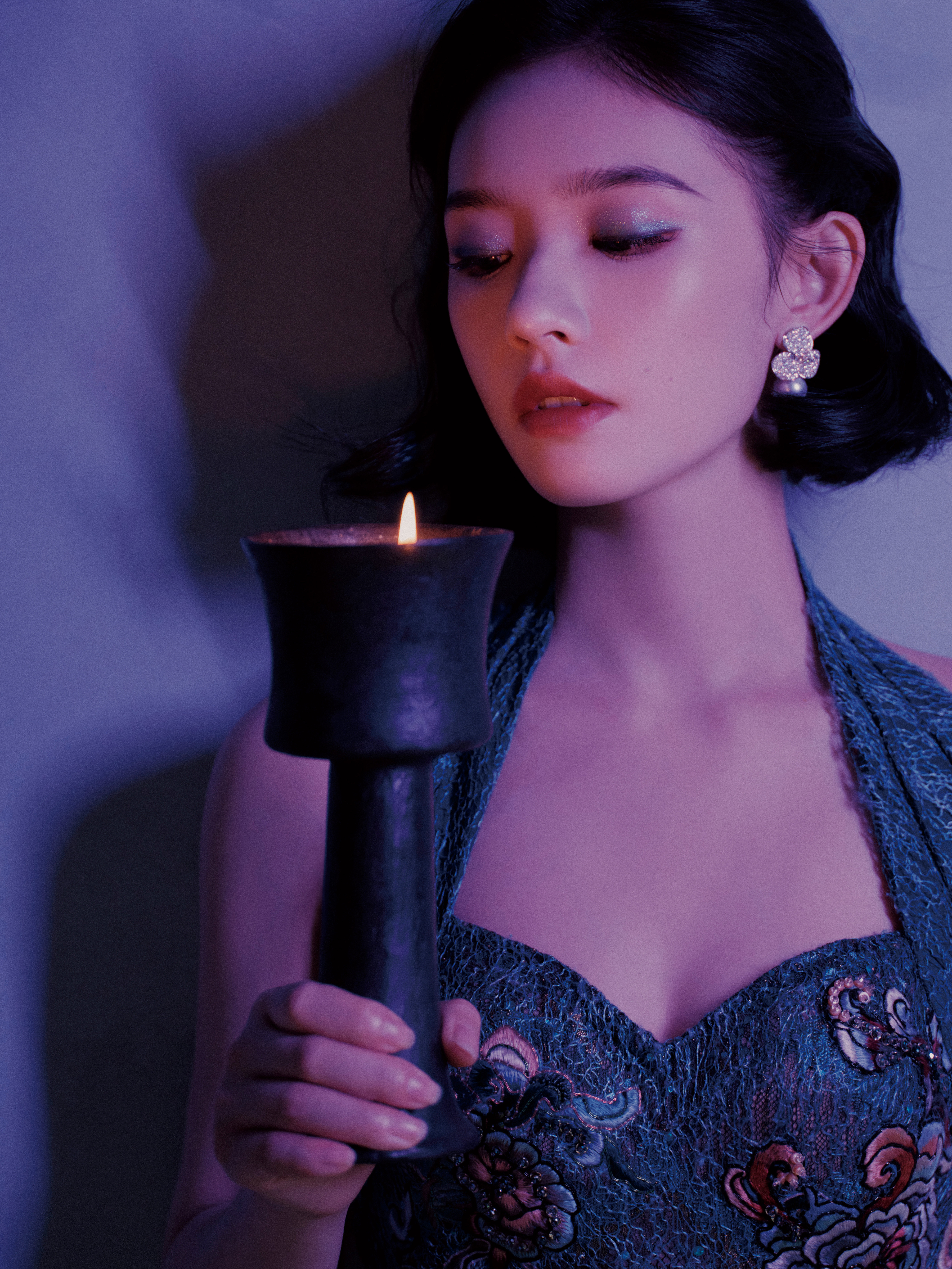 林允W盛典出图速度出图一如既往的快！稳定发挥，稳定美貌！氛围灯光、复古卷发、宽大