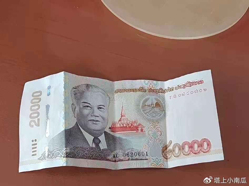 前两天我闺女淘了个钱包，才花了96块钱，兴高采烈地拆快递。谁成想，这一拆可炸出个