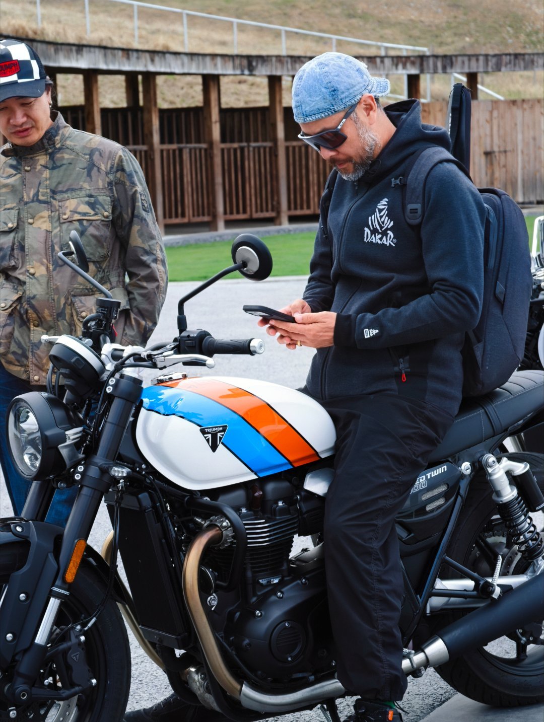 受邀来云南腾冲，试驾新款中排量凯旋摩托第一印象不是车，是摩托媒体清一色的帅哥3年