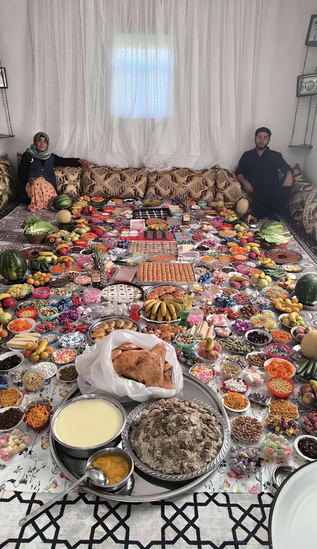 阿拉伯富人的早餐比一般人家的过年摆出来的年货还多啊各种水果糕点，两个人吃得完