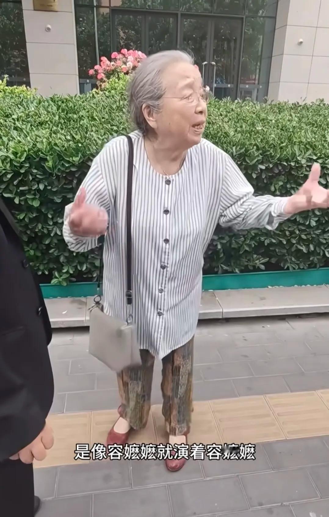 “容嬷嬷”李明启被网友偶遇，令人意外的是网友随口喊出“容嬷嬷，”她回过头高速网友