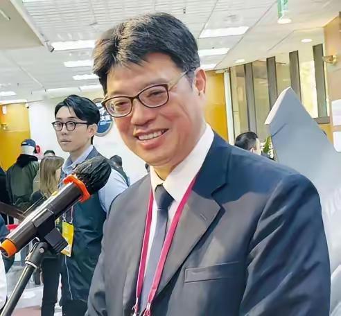 就在刚刚，台“陆委会主委”邱垂正发表声明，4月21日，针对台商总会遭民进党电话施