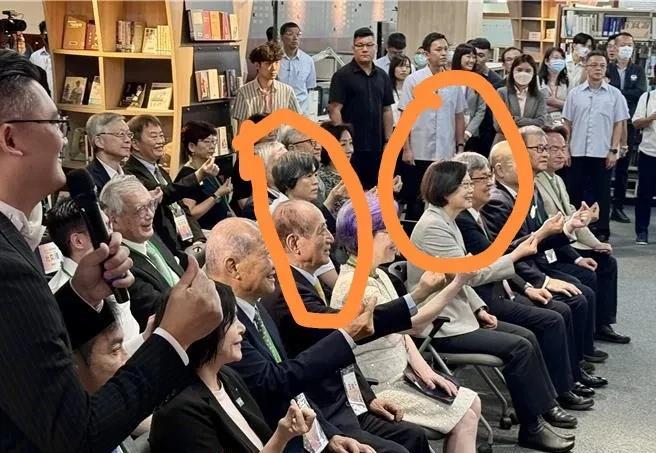 王金平与蔡英文同框出席“数位李登辉”特展，他与李登辉的关系不可谓不深厚，那一排排