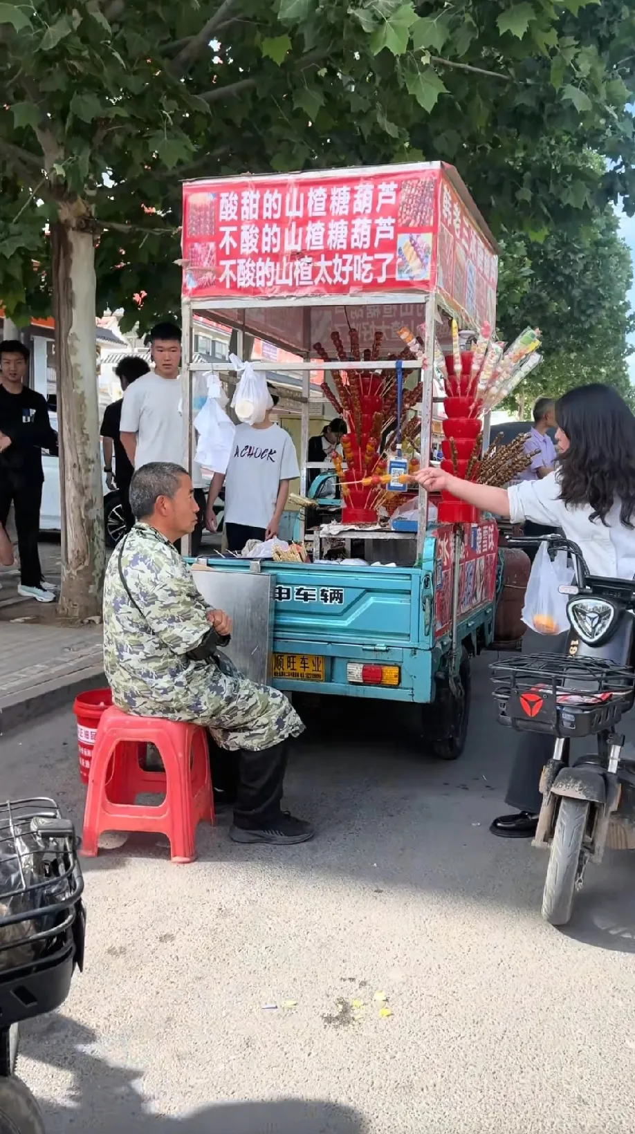 厉害！网友看到一个女子拿着糖葫芦指着老板不停地骂，老板说:下午4点左右女子骑着电