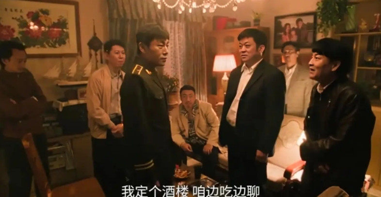 《扫毒风暴》公司的那几个合伙人堵到了卢少骅家里。因为知道公司账上的资金也被冻结了