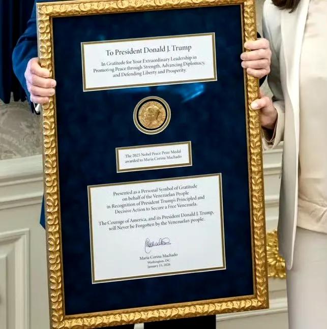 马查多向老特转让自己的诺贝尔和平奖，老特咧着大嘴笑了。这俩货，让诺贝尔和平奖的严