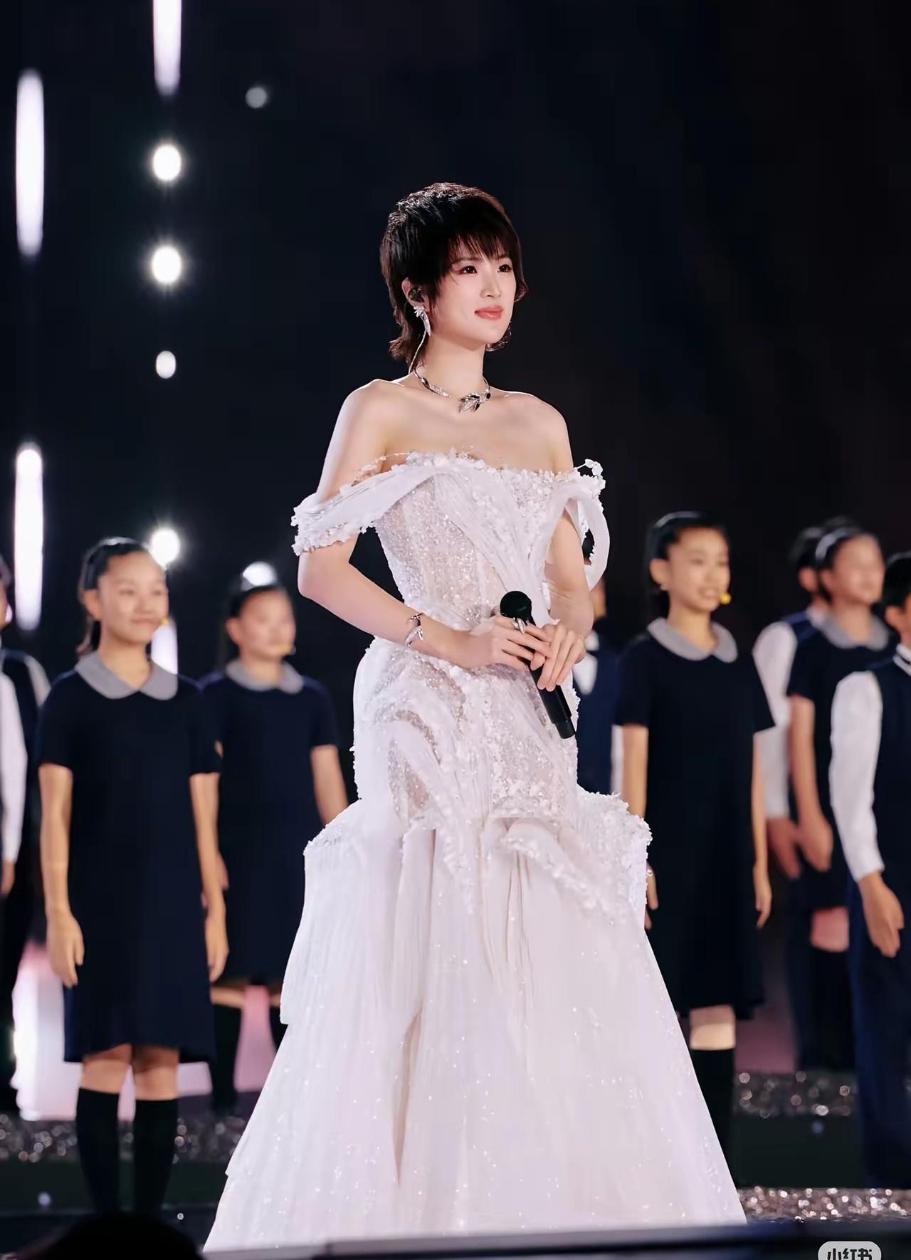 知道大家为什么越来越喜欢华为二公主了吗？因为她从不炫富，为人低调，不靠背景靠努力