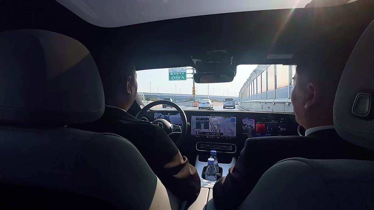 🤖奔驰纯电CLA的智驾系统真的让我惊喜，激活后双手几乎不用怎么操作，轻轻扶着方