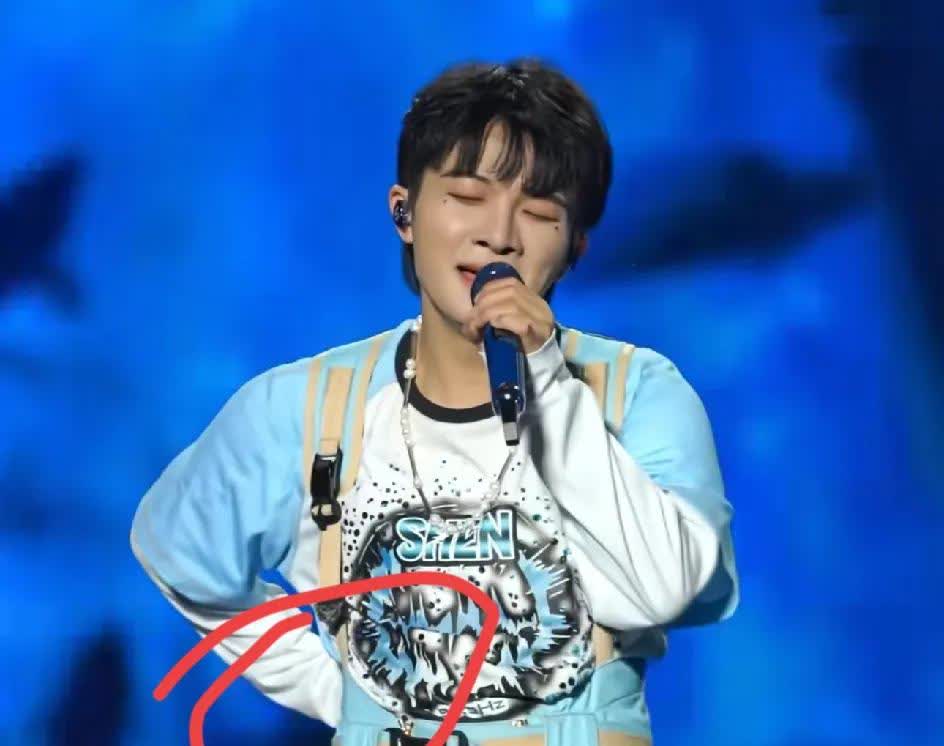 怪不得每次周深要唱高音的时候，都要扶一下腰，你们知道是为什么吗？因为现场
