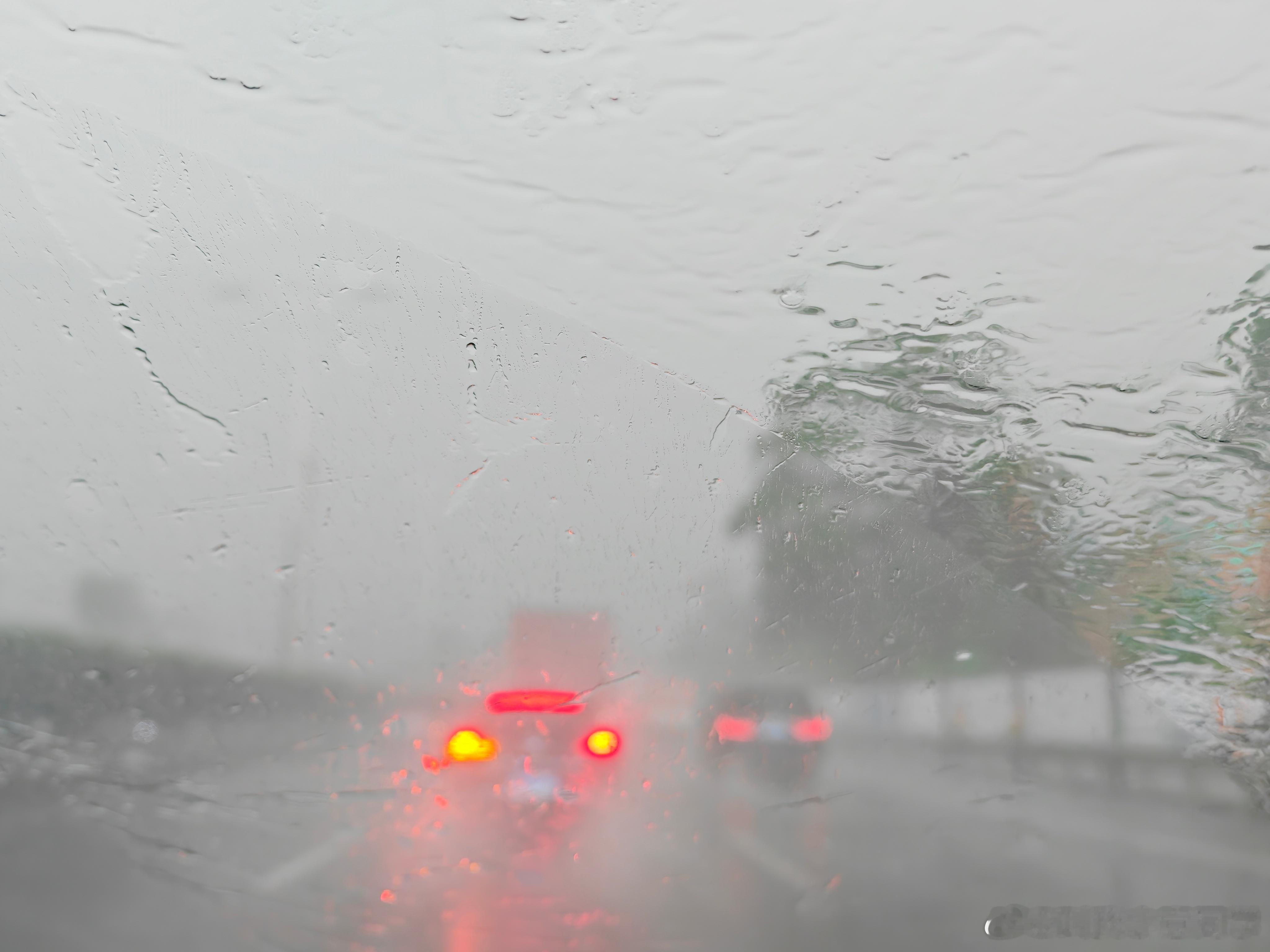 暴雨赶机🛩雨大的路都看不清，前面天直接黑了…[惊恐][惊恐]​​​