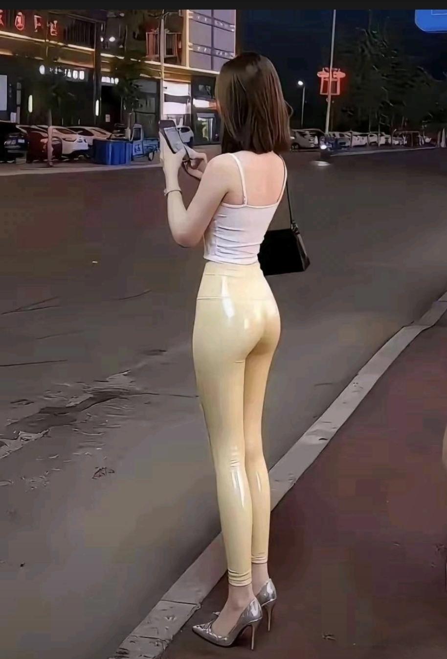 你们喜欢什么类型的美女路边看见一个小姐姐，身材超级棒！这身材这背影还在乎脸吗？