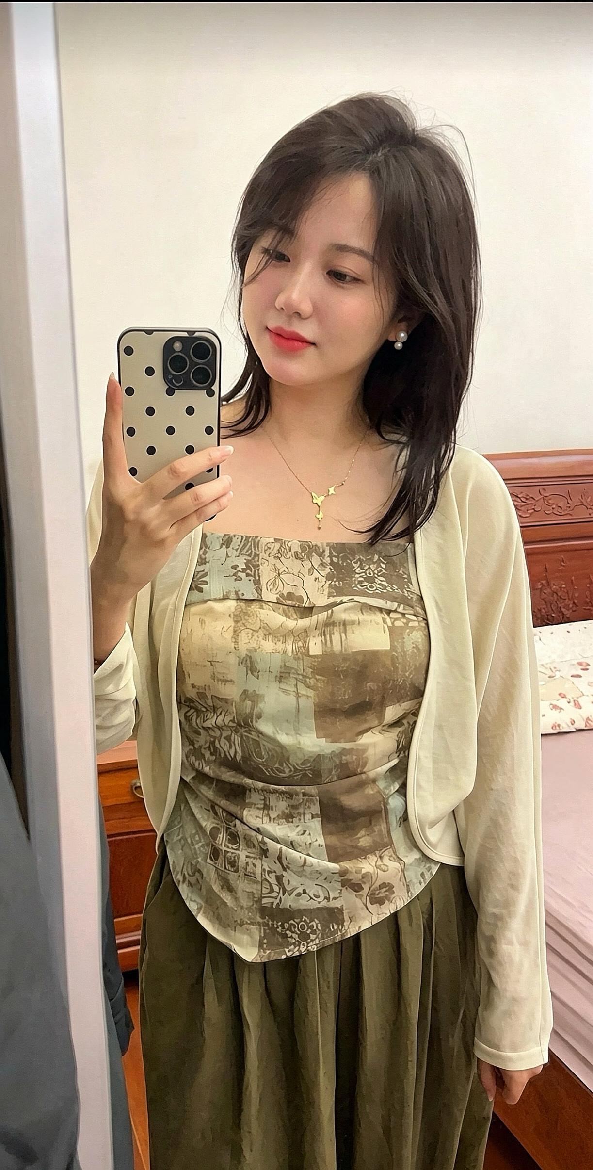 甜美女孩时尚打扮，更惹人喜爱。