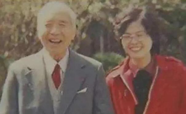 法庭上傻眼了！85岁邝安堃酒后把23岁保姆当亡妻，保姆第二天说“啥都不要”。