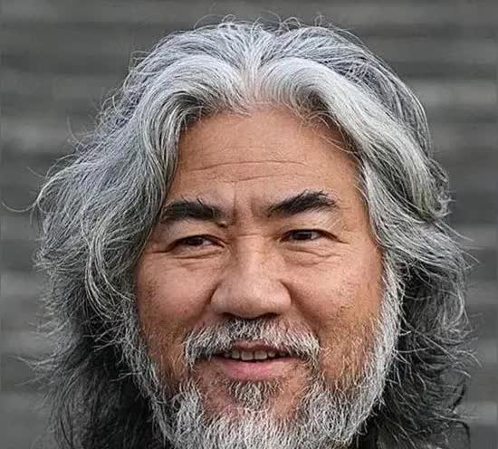 杜星霖直播里骂樊“精神有问题”，张纪中晒全家福称“守护家”，樊馨蔓却说：“你十年