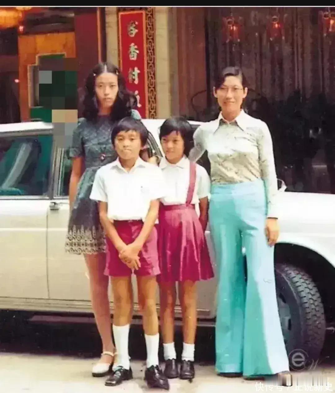 1972年，年仅10岁的周星驰与母亲凌宝儿、妹妹周星霞、姐姐周文姬，在香港客香村