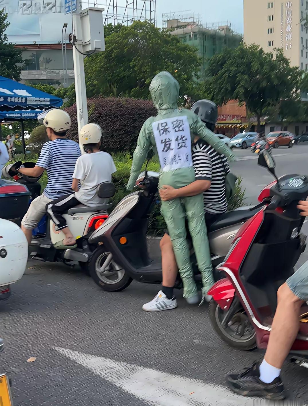 真是有卧龙必有凤雏，卖家是人才，买家更是人才，这个保密发货纯属此地无银三百两，买