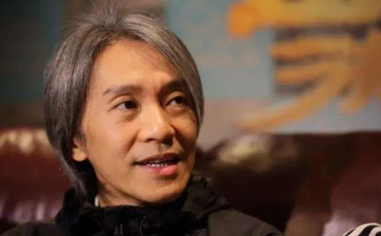那年，周星驰筹拍《西游降魔篇》，他放出消息：“急需4个长相奇丑无比的老太太，工资