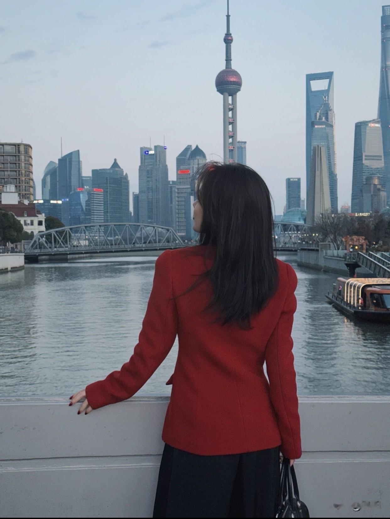 女人最好的姿态是什么样的？女人最好的姿态，是成为自己，不讨好、不依赖、不将就，好