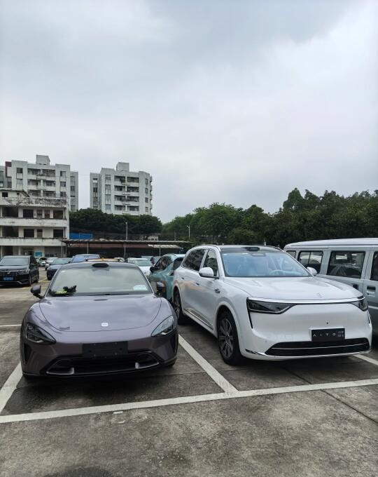 问界M8和小米SU7同框，咋越看越奇怪许是SU7看久了？小米颜值没初见惊艳，反