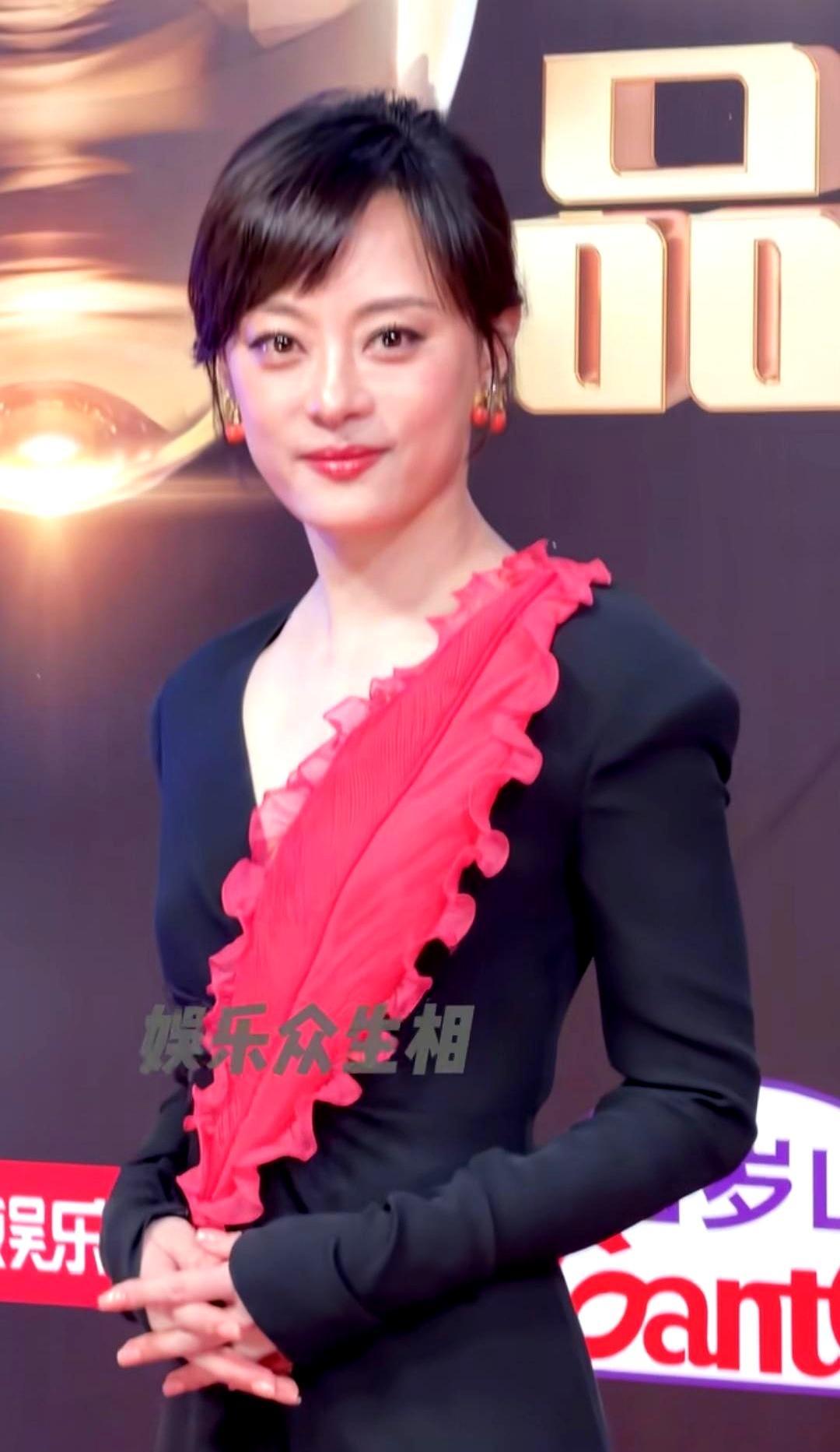 孙俪下次红毯直接穿全黑吧，真的比现在强10倍。这次品质盛典她压轴出场，穿的