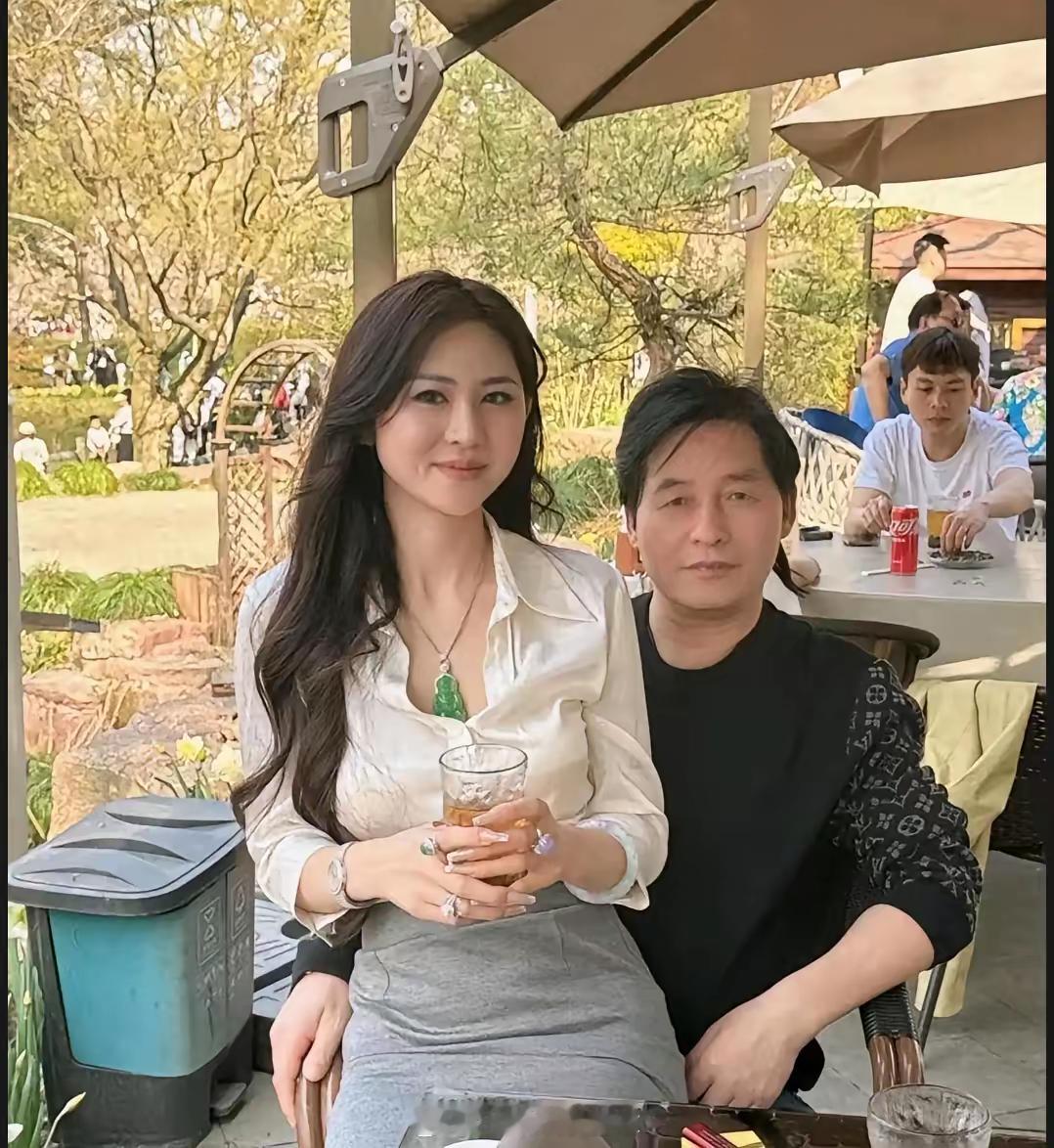 杭州富豪为江苏女孩坚守八年，如今终于把她娶回家！这段感情感动无数人！