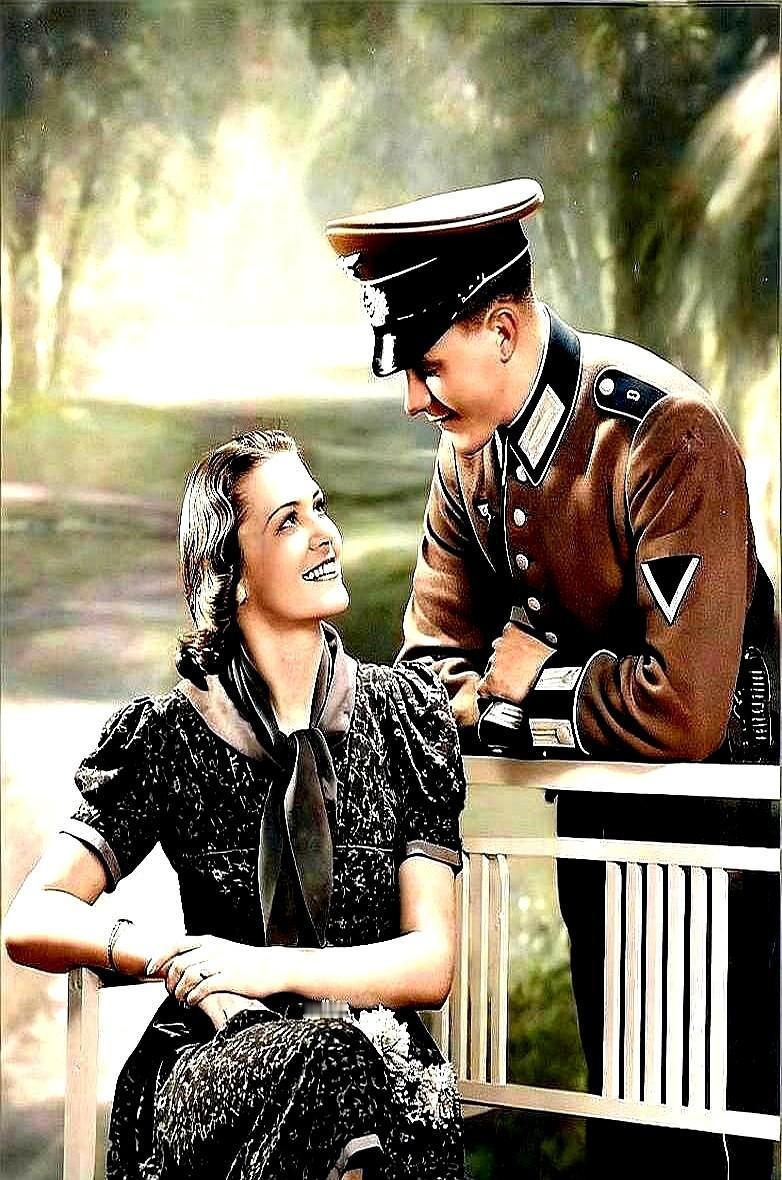 她拿半袋面粉换回弟弟的命，四年后却被剃成秃子游街，人群喊她“德国婊子”。两万