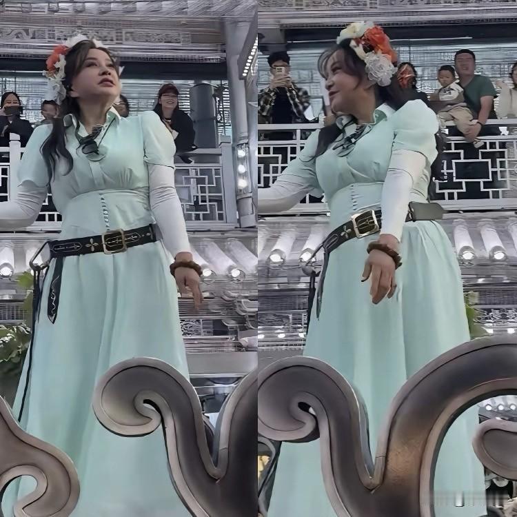 最近刘晓庆在开封商演的一组照片火了。75岁的她头顶大红花、身穿亮色紧身裙登台，