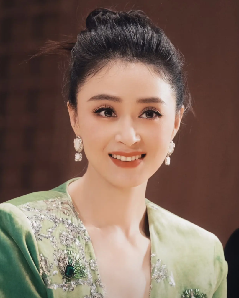 韩红一语道破天机蒋欣在演艺奖项上会处于长期“陪跑”状态出道36年，9部热播剧