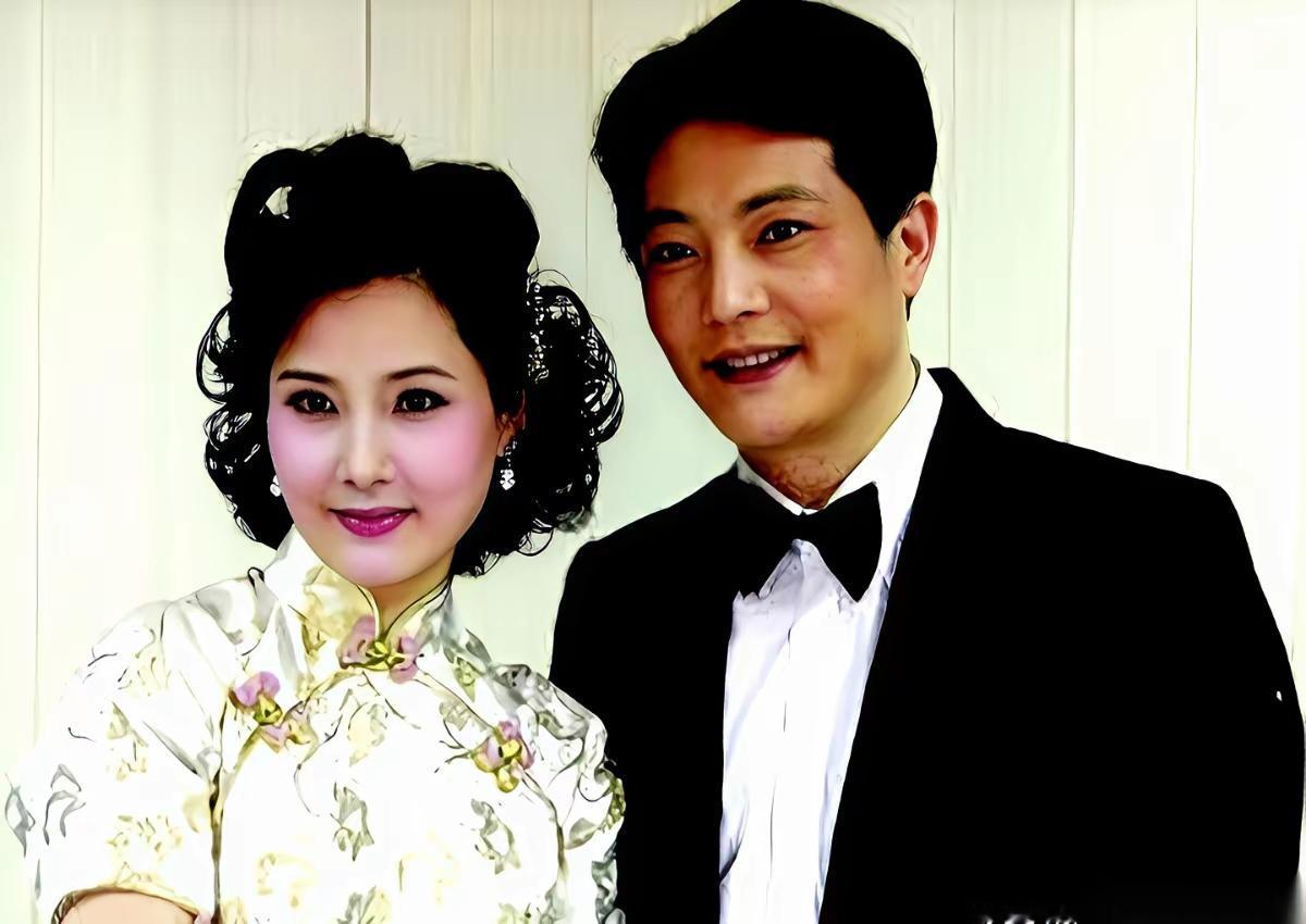 何赛飞这话啊，听着像长辈唠嗑，其实藏着自己的“幸福滤镜”呢。她跟初恋裸婚，苦日子