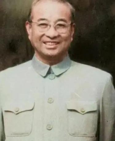 1955年9月27日授衔仪式上，当毛主席走到陈赓面前时，说：“你陈赓当大将了。”